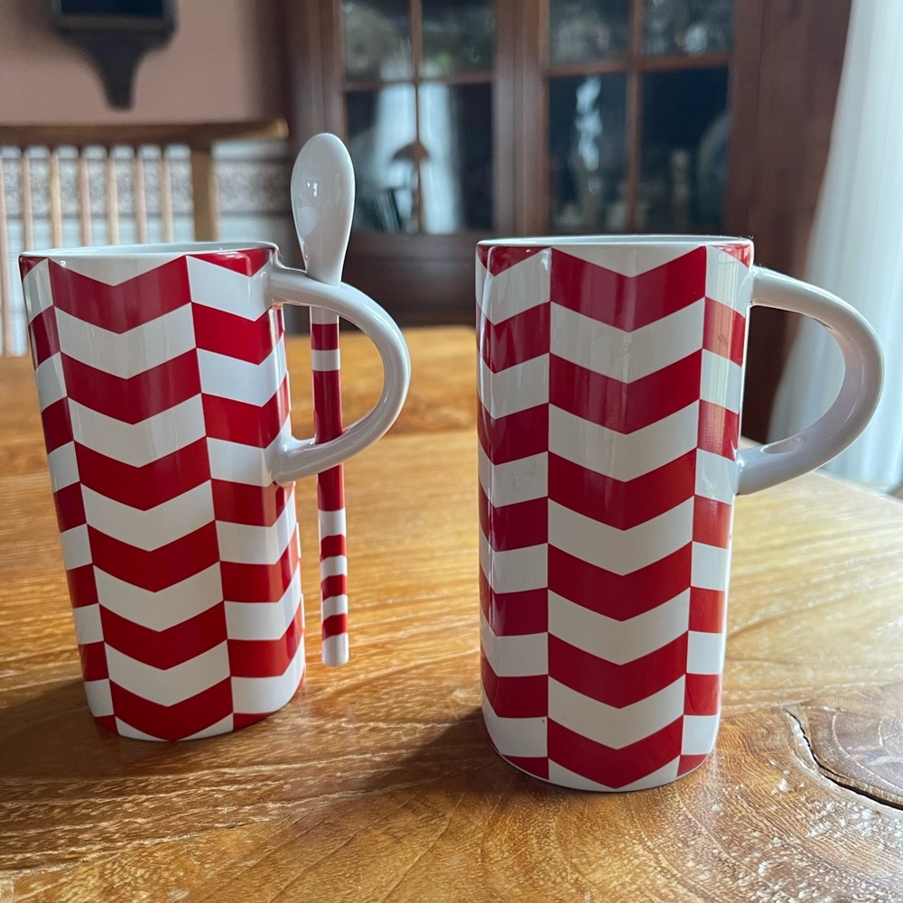New 2013 Starbucks Candy Cane chevron pattern 2 cups with one spoon; never used